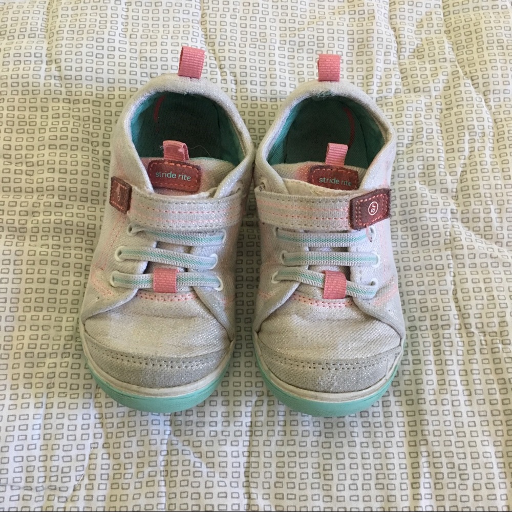 Stride rite girl’s Velcro tennis shoes size 9 wide